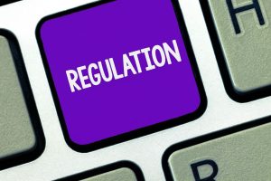 Klawisz z napisem „REGULATION” na klawiaturze komputera.