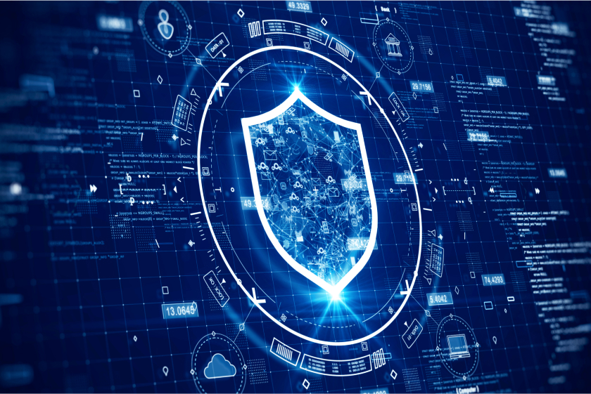 Niebieska tarcza na tle kodu i ikon technologicznych, symbol cyberbezpieczeństwa i ochrony danych.